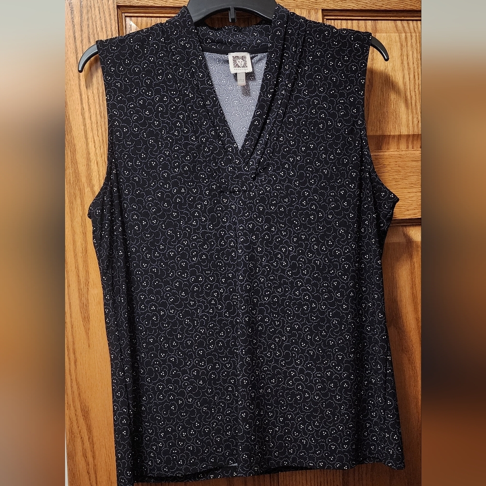 Anne Klein V-neck triple pleat top sz: L black with light mini floral print NEW!